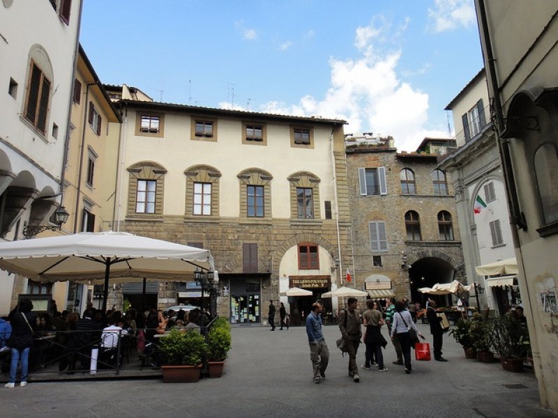 Pressi Arco di San Pierino negozio a Firenze in Affitto