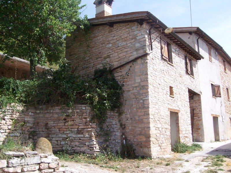 Camerino casa in pietra con travi in legno a Macerata in Vendita