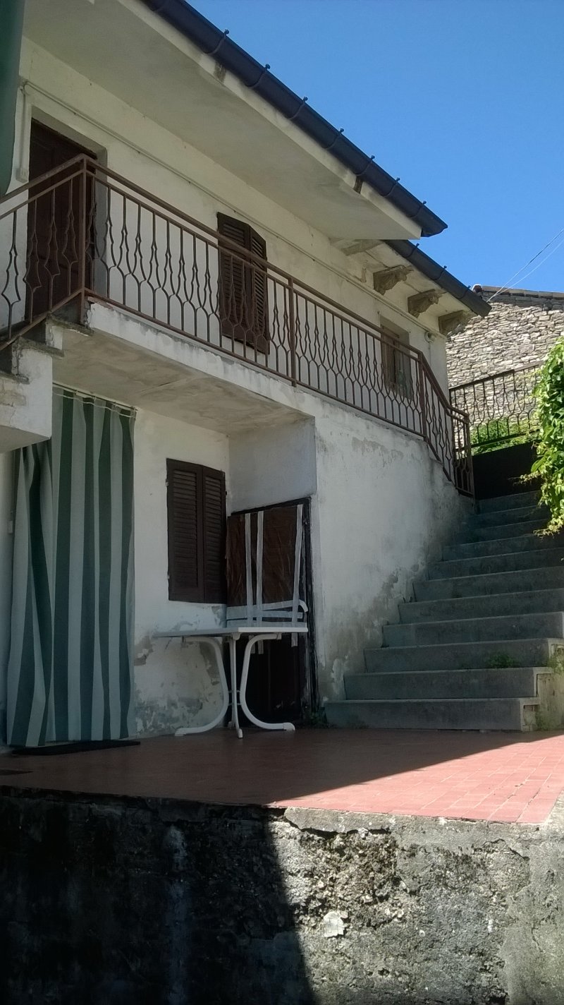 Casa con cascina e portico in Valtidone a Piacenza in Vendita