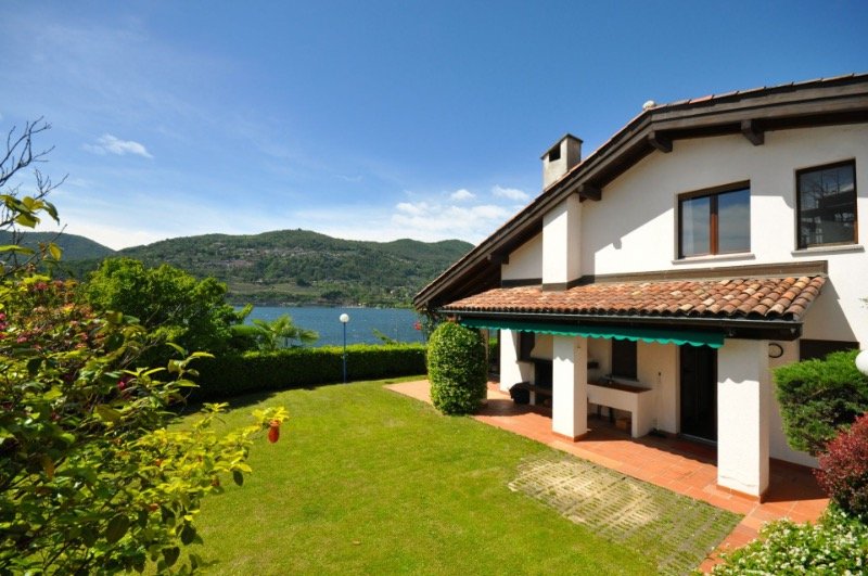 Villa con piscina fronte lago Lugano a Como in Vendita