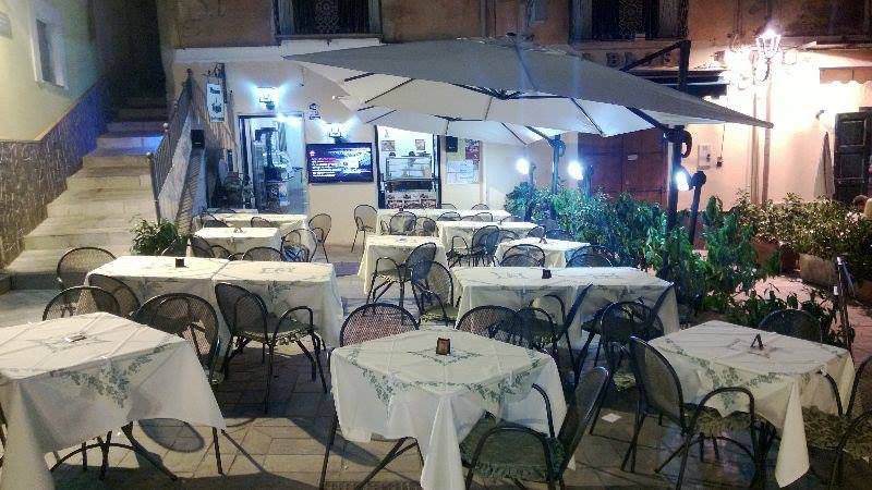 Pisciotta cedesi attivit di ristorante pizzeria a Salerno in Vendita