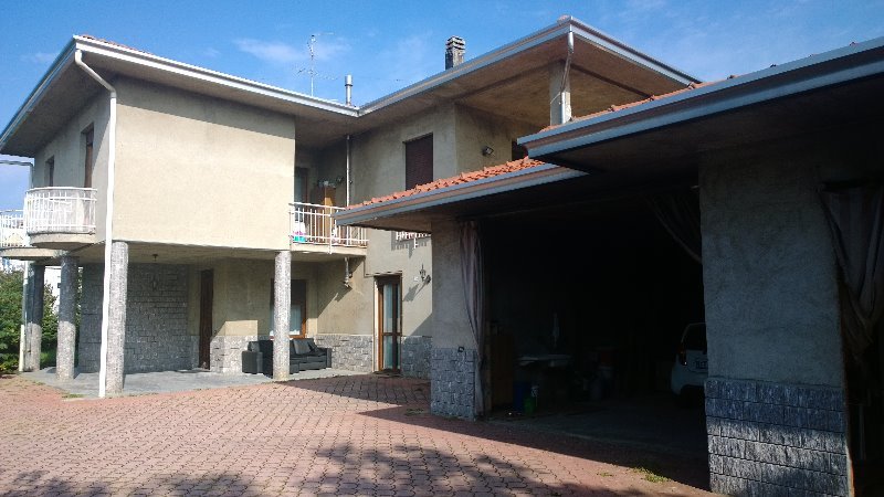 Samarate case indipendente su due livelli a Varese in Vendita