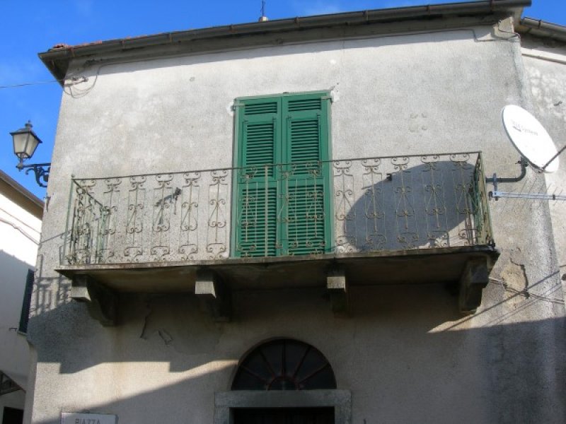 Carrodano casa antica e storica del paese a La Spezia in Vendita