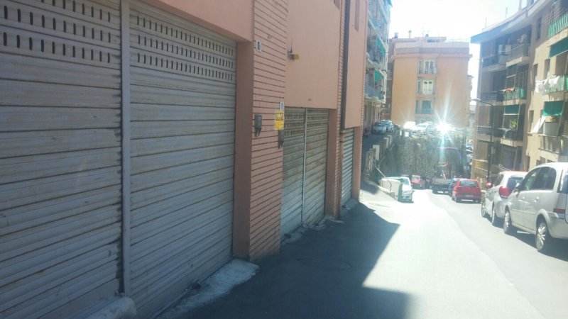 Genova garage pi stanza con finestra a Genova in Vendita