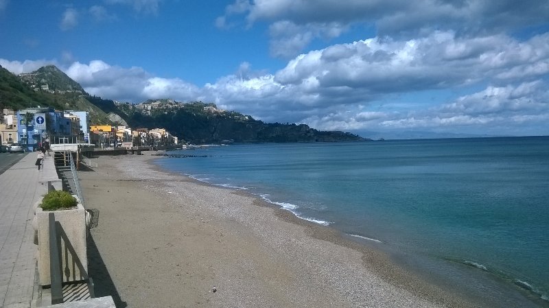 Bivani arredato fronte mare lungomare Tysandros a Messina in Affitto