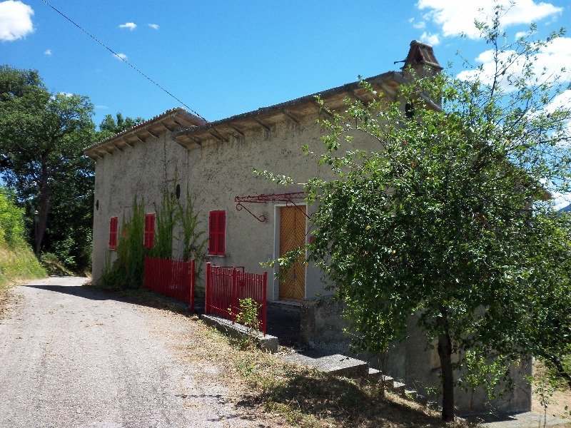 Frontone casa di campagna a Pesaro e Urbino in Vendita