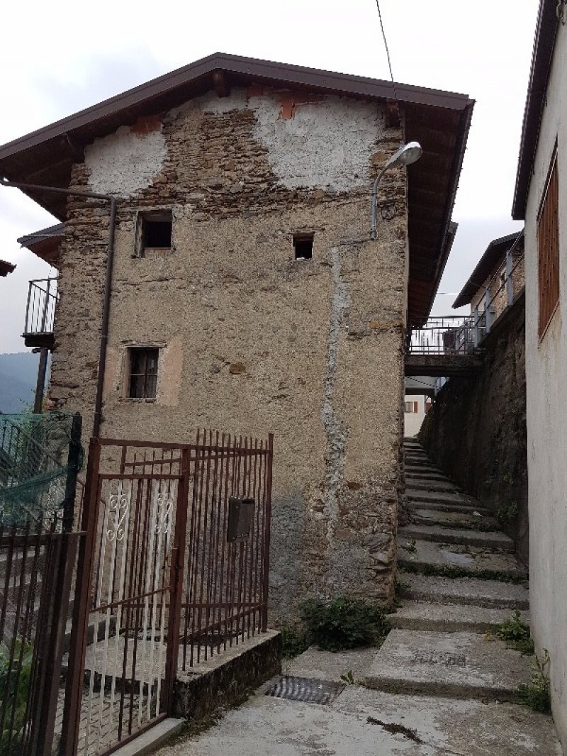 San Nazzaro Val Cavargna casetta da ristrutturare a Como in Vendita