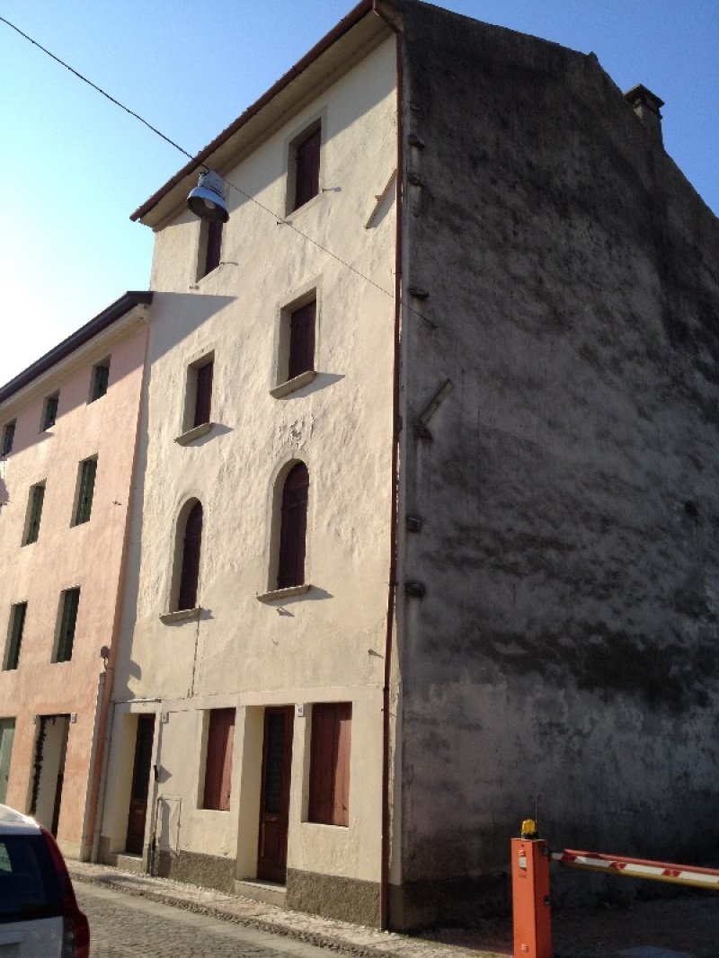 Fabbricato in Serravalle zona centro storico a Treviso in Vendita
