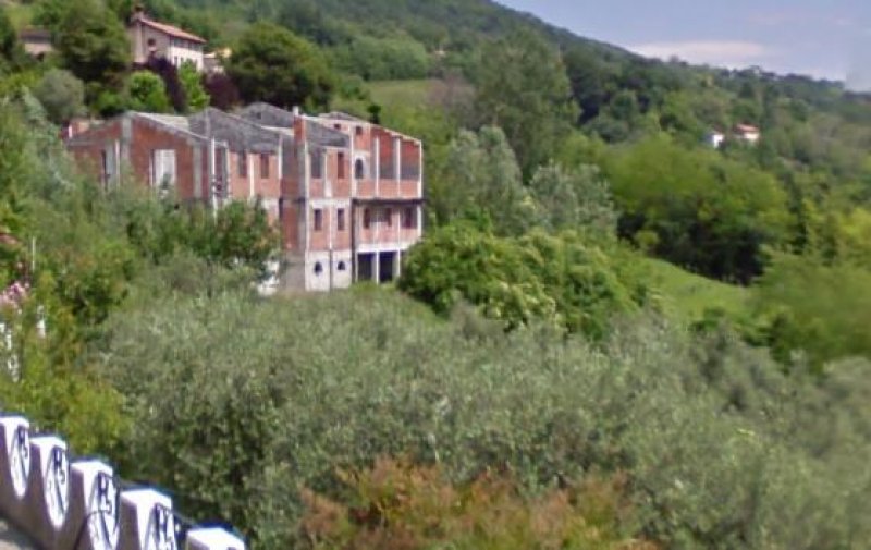 Sarmede in zona collinare villa al grezzo a Treviso in Vendita