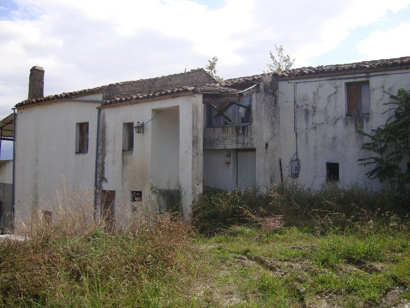 Decontra di Catignano casa da ristrutturare a Pescara in Vendita