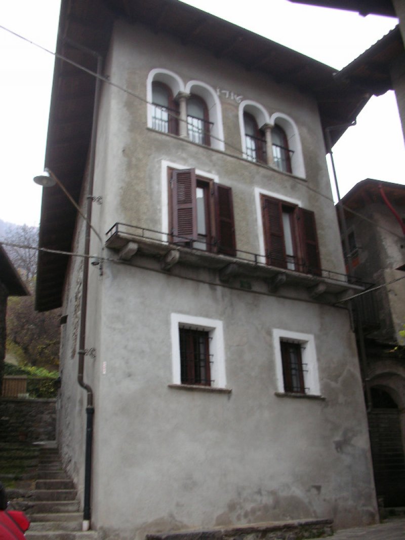 Varallo Sesia casa antica a Vercelli in Vendita