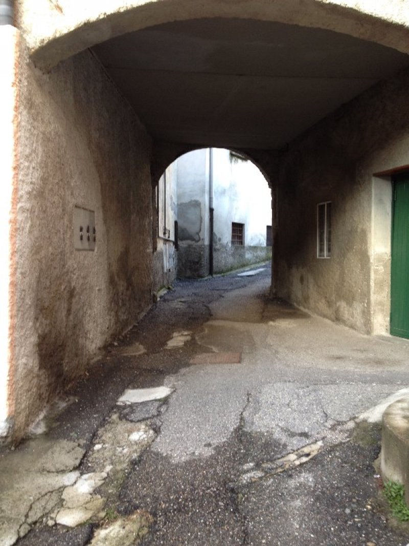 Garage in centro al comune di Cavallasca a Como in Affitto