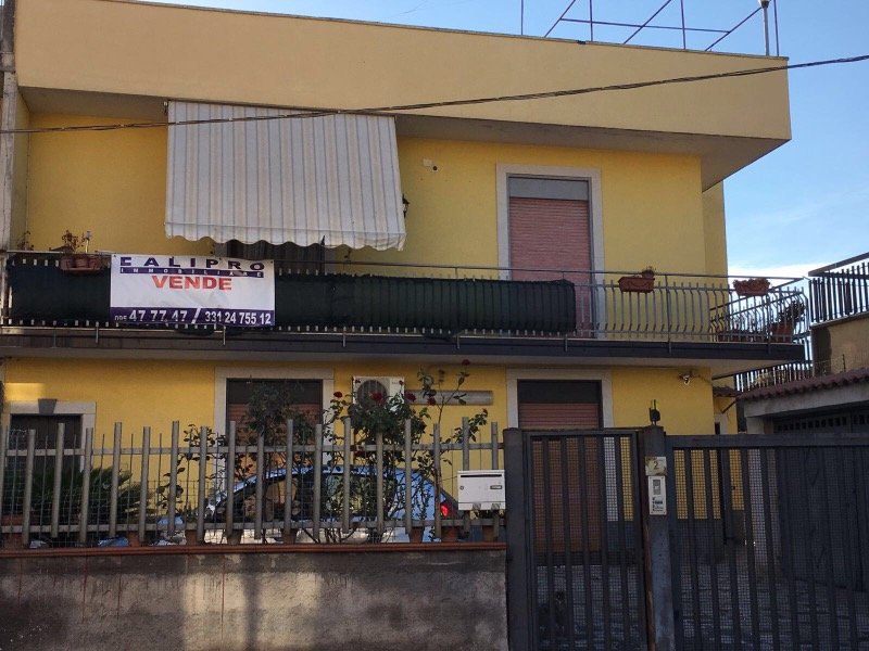 Catania casa con garage a Catania in Vendita