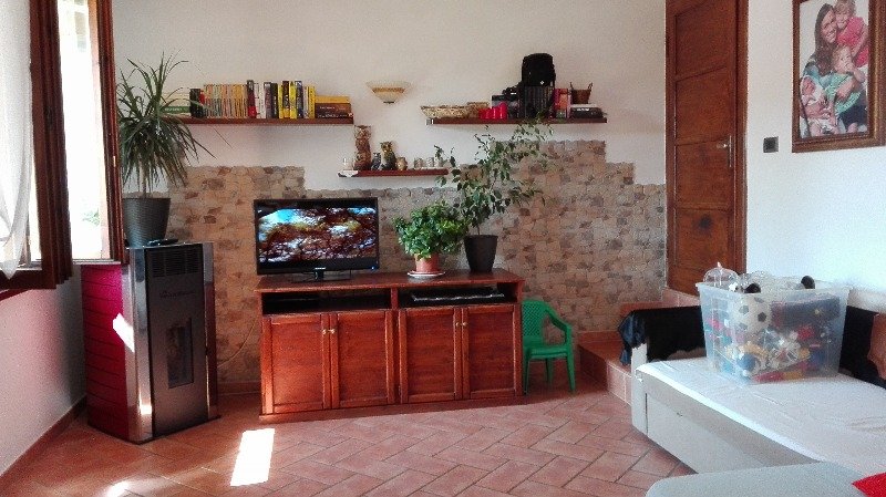 Coltaro porzione di casa stile arte povera a Parma in Vendita