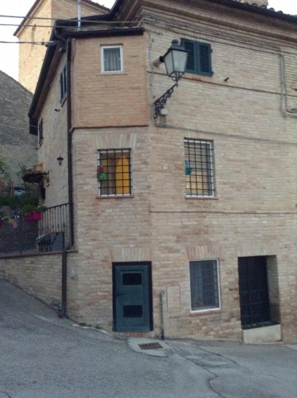 Monsampietro Morico casa a 3 piani centro storico a Fermo in Vendita