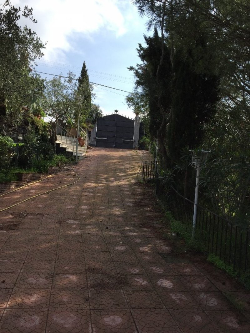 Nicolosi villa con cancello automatico a Catania in Vendita