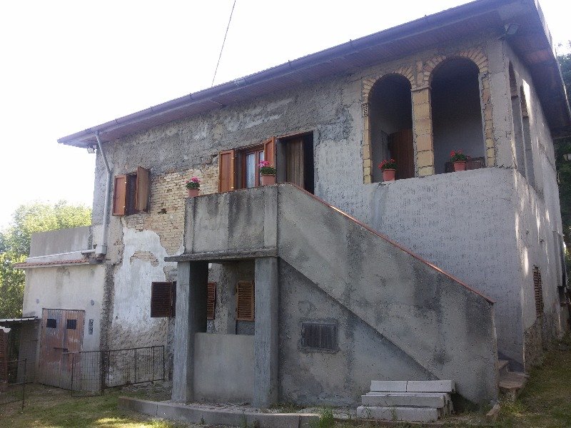 Ostra casa colonica da ristrutturare a Ancona in Vendita