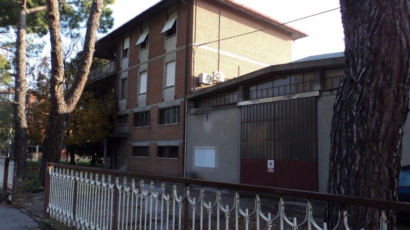 Forl capannone con terreno e 3 appartamenti a Forli-Cesena in Vendita