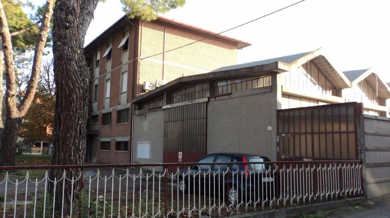 Forl capannone con terreno e 3 appartamenti a Forli-Cesena in Vendita
