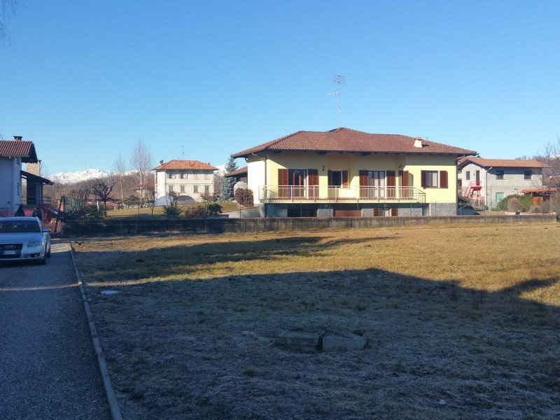 Lozzolo villa nuova con ampio giardino a Vercelli in Vendita