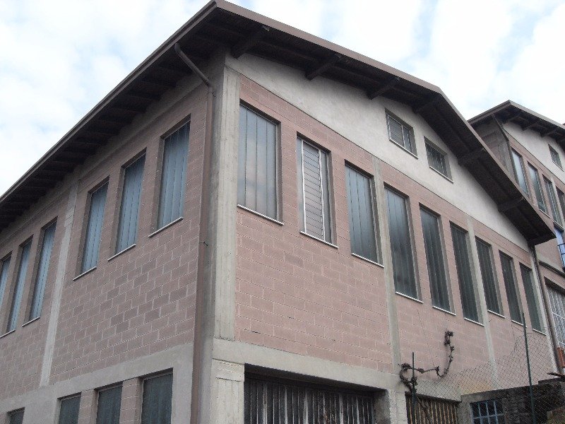 A Peia porzione di capannone per uso deposito a Bergamo in Affitto