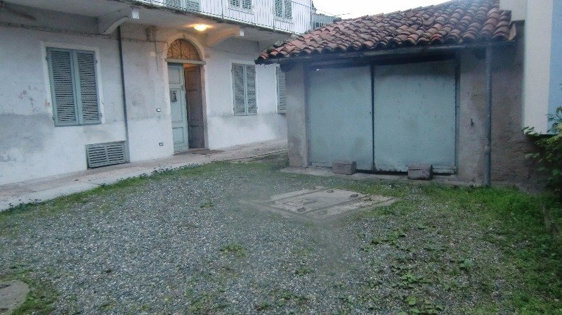 Azeglio casa con cortile privato e garage a Torino in Vendita