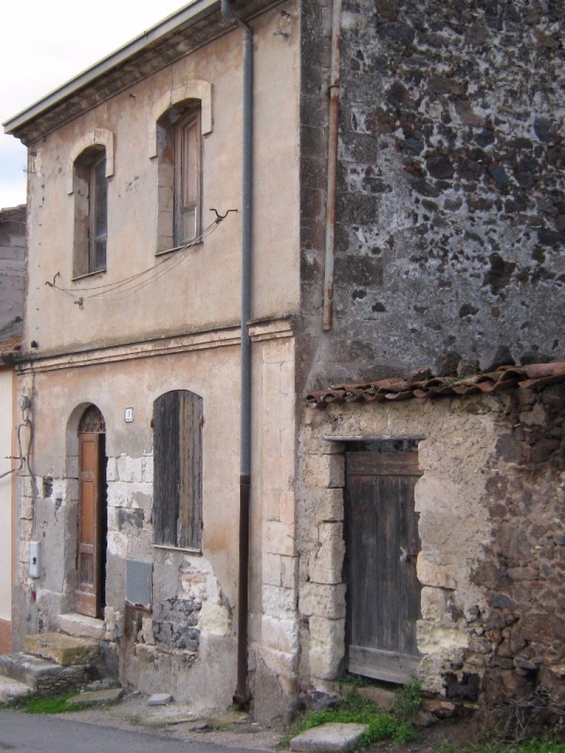Ploaghe vecchia casa in abbandono a Sassari in Vendita