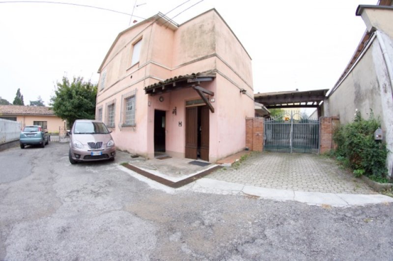 Appartamento e laboratorio a Guastalla a Reggio nell'Emilia in Vendita