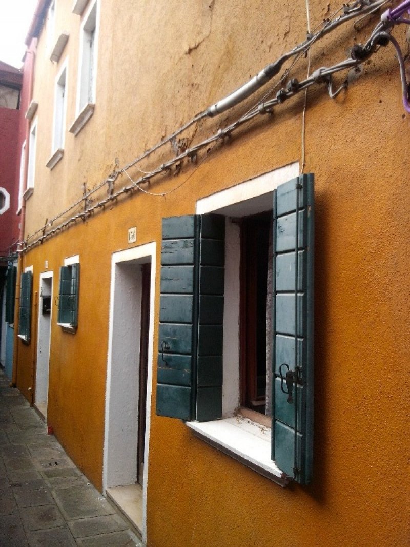 Casa in calle su tre livelli a Burano a Venezia in Vendita