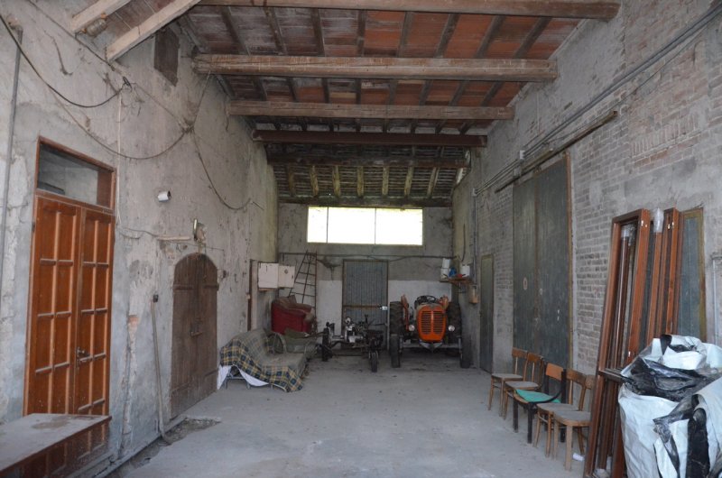 Montechiarugolo rustico con abitazione e stalla a Parma in Vendita