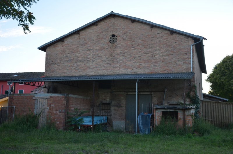 Montechiarugolo rustico con abitazione e stalla a Parma in Vendita