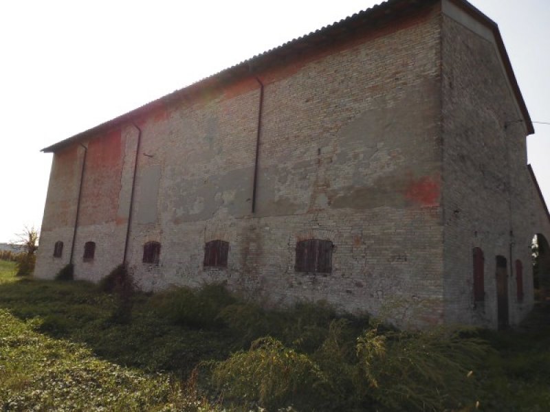 Baganzola barchessa composta da stalla e fienile a Parma in Vendita