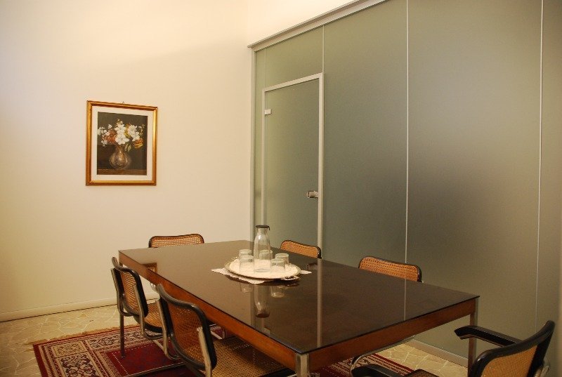 Milano ampia stanza arredata per ufficio a Milano in Affitto