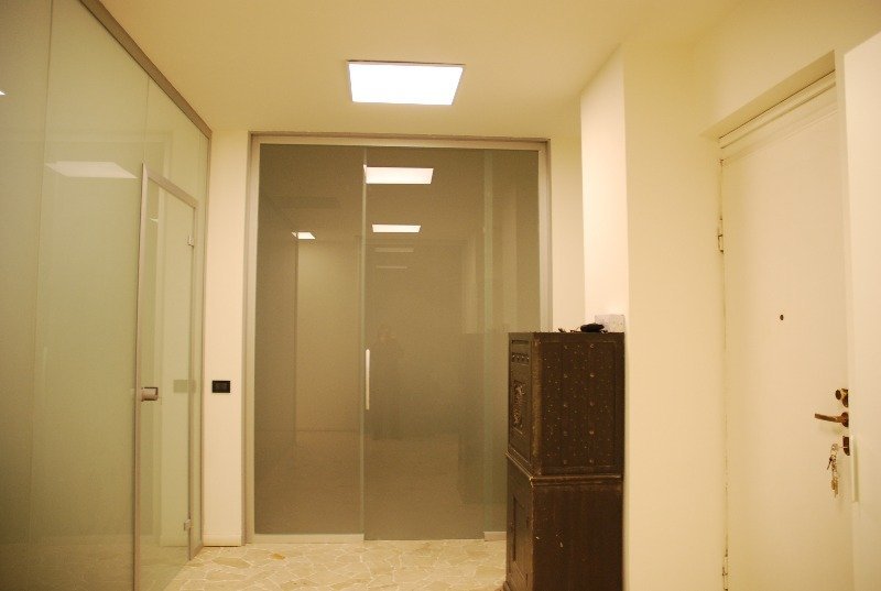 Milano ampia stanza arredata per ufficio a Milano in Affitto