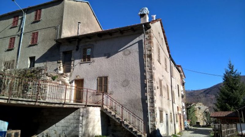 Casa nel comune di Bardi a Tanugola a Parma in Vendita