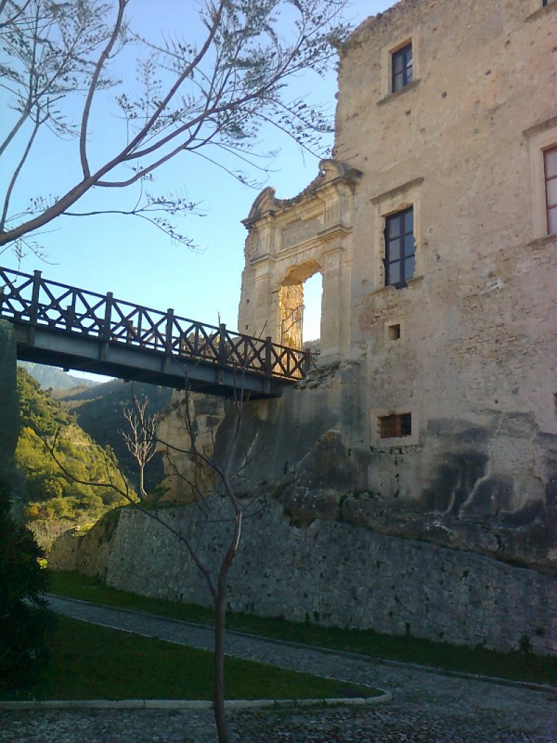 Teatro di fronte castello di Fiumefreddo Bruzio a Cosenza in Affitto