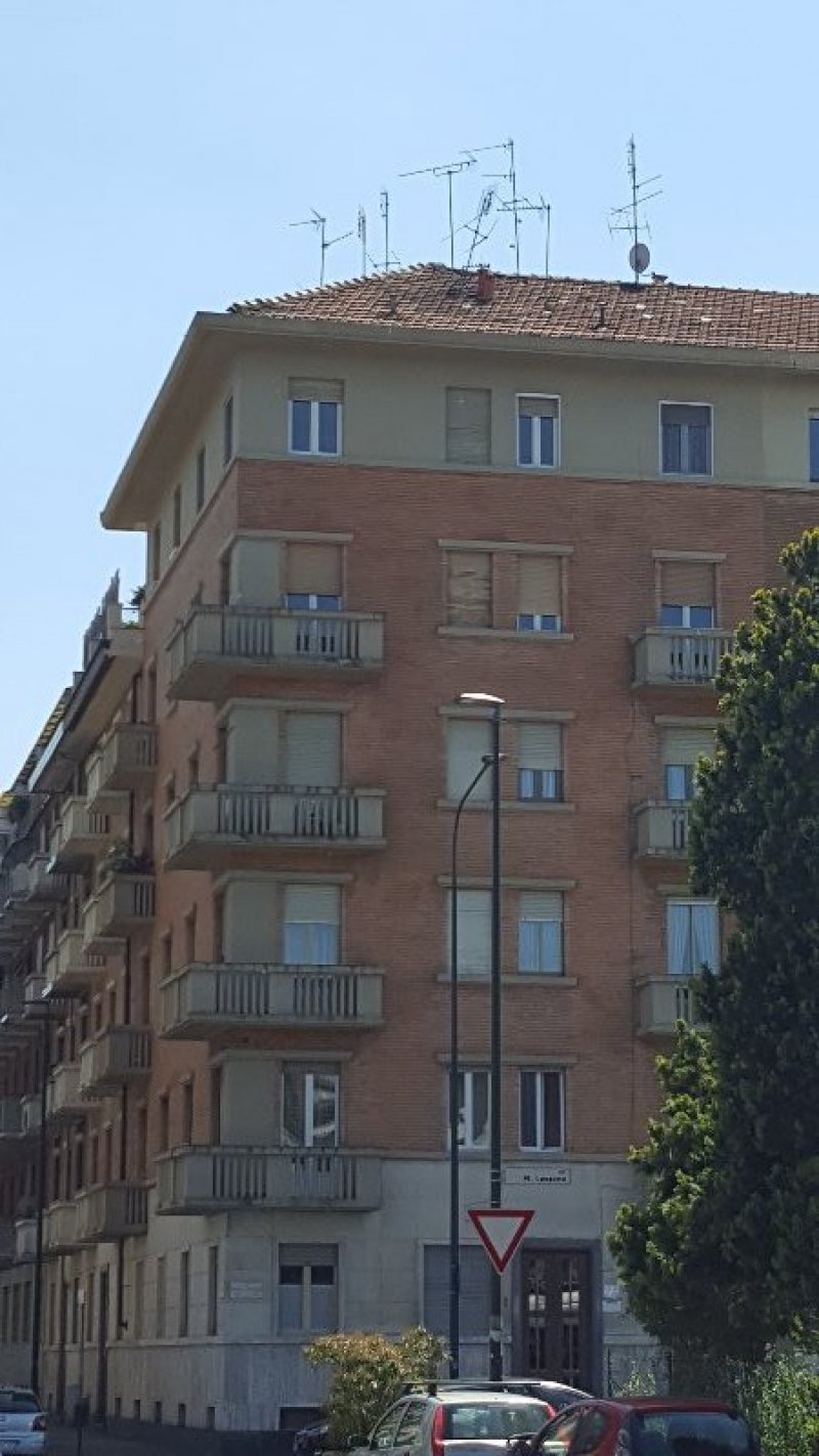 Torino ampio appartamento in zona Pellerina a Torino in Vendita