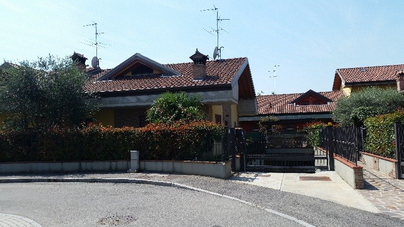 Villa di testa in trifamiliare a Terno d'Isola a Bergamo in Vendita