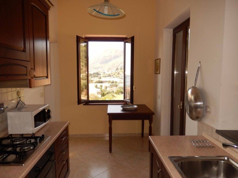 Lipari appartamenti in villa fronte mare a Messina in Affitto