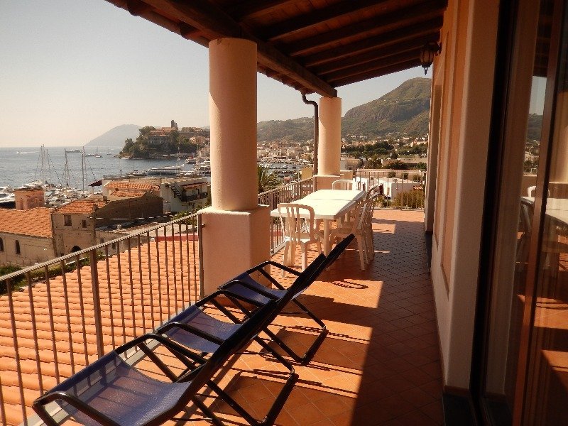 Lipari appartamenti in villa fronte mare a Messina in Affitto