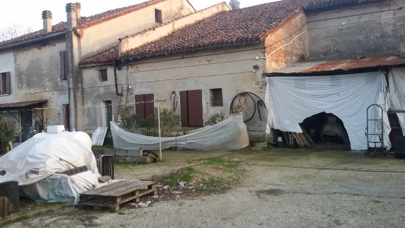 Viadana casa agricola con stalla e capannone a Mantova in Vendita