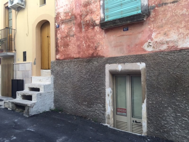 Grottaglie bilocale con terrazzo da ristrutturare a Taranto in Vendita