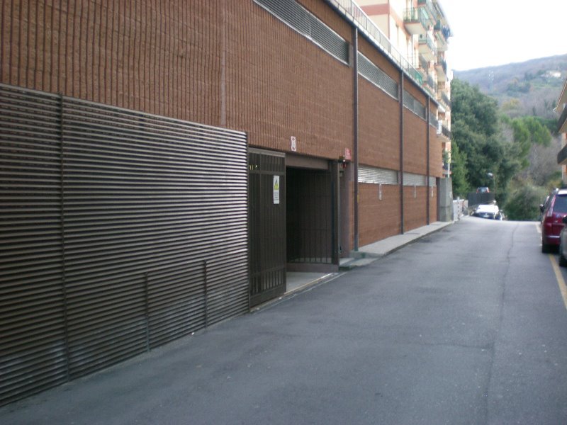 In Genova Certosa box livello stradale a Genova in Vendita