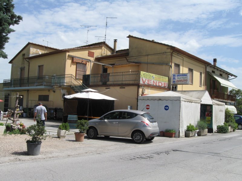Sanfatucchio casa con locale commerciale a Perugia in Vendita