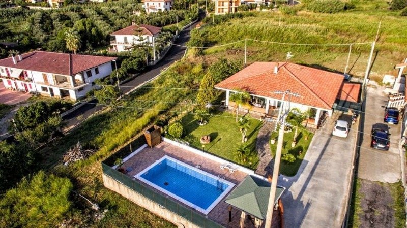 Falerna casa singola con giardino e piscina a Catanzaro in Vendita