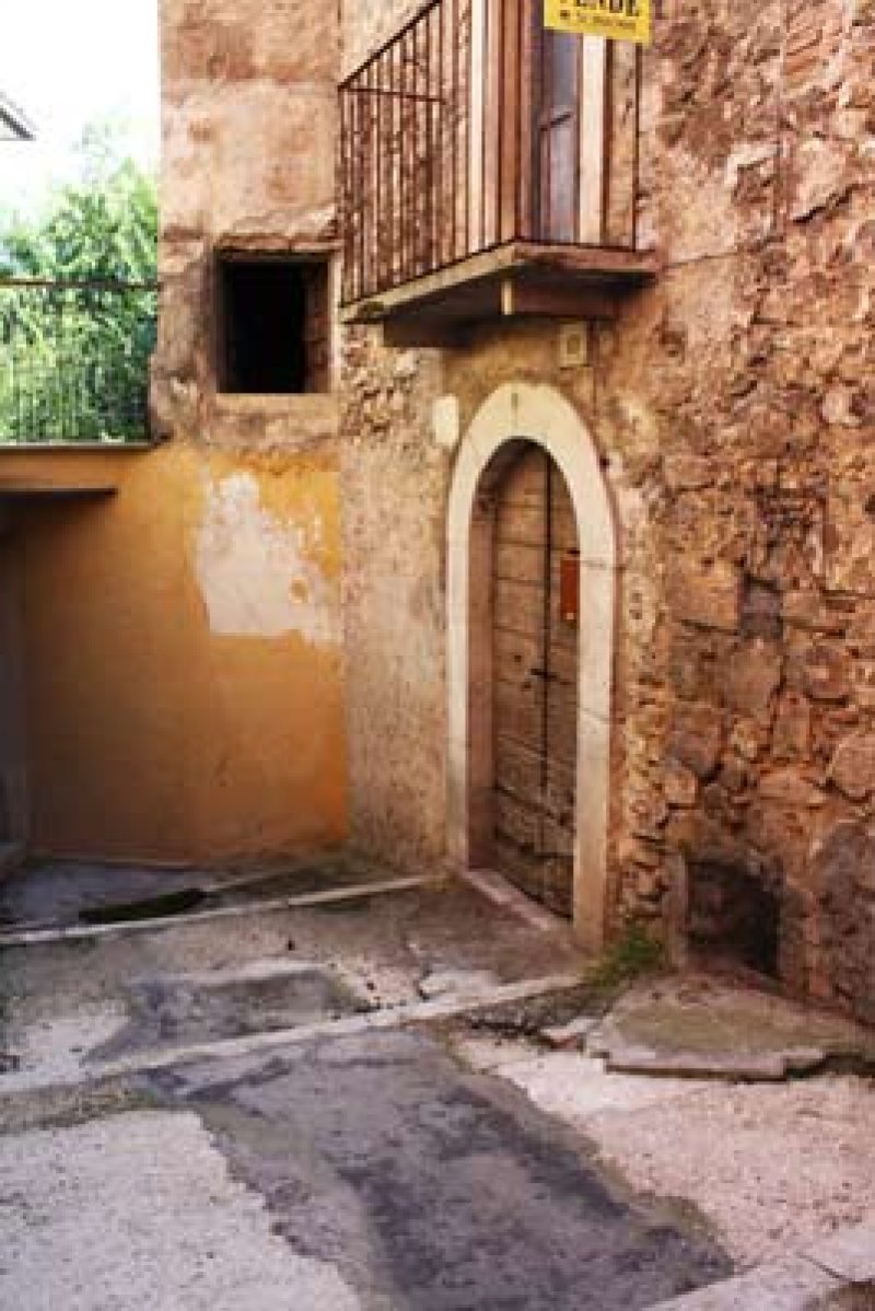 Sulmona abitazione che si sviluppa su tre piani a L'Aquila in Vendita