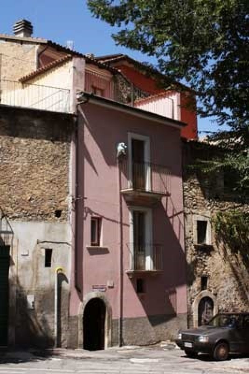 Sulmona abitazione che si sviluppa su tre piani a L'Aquila in Vendita