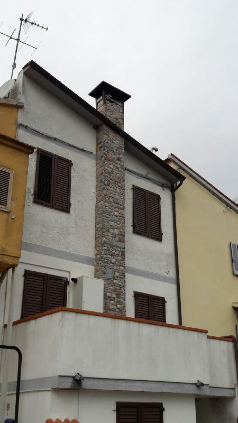 Collesalvetti terratetto a Livorno in Vendita