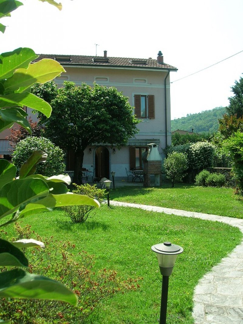 Villa singola con giardino a Laveno a Varese in Vendita