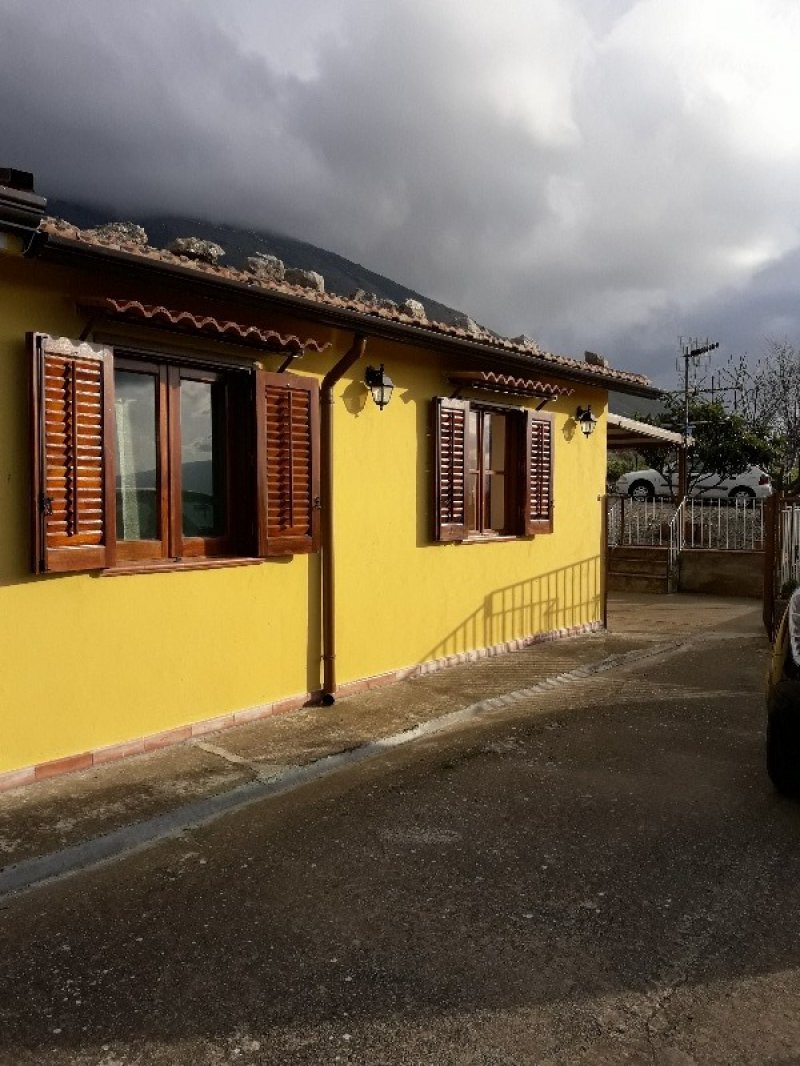 Collesano casa con un piccolo terreno a Palermo in Vendita